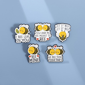 เข็มกลัดโลหะรูปผึ้งน่ารักพร้อมข้อความตลกๆ เข็มกลัดเคลือบเรื่องรัก - Product Image 4