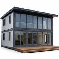 Villa préfabriquée en conteneur avec mur-rideau en verre et large terrasse en bois, maison modulaire pour l'hébergement des clients dans les stations balnéaires