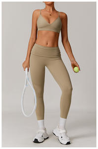 طقم رياضي صديق للبيئة قابل لإعادة التدوير مكون من قطعتين: توب قصير للجري وبنطلون يوجا واسع للنساء - Product Image 2