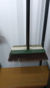 Escoba Doméstica Resistente y Ecológica de Alta Calidad de Fábrica China, Escoba con Cerdas Suaves de PET, Palo de Escoba de Plástico para Limpieza de Pisos en Interiores - Product Image 6