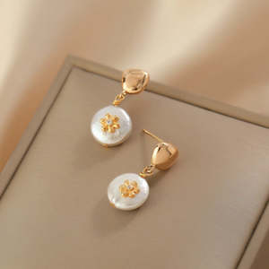 Boucles d'oreilles clous WENCHI pour femme, perles baroques 1601, motif fleur plate - Product Image 2