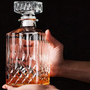 1 Decantador de Cristal de 33.8 oz con Diseño de Diamantes y Estampado Dorado para Whisky, <span class=keywords><strong>Bourbon</strong></span> y Licores - Product Image 6