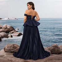 Robe de soirée longue plissée en satin, grande taille, avec épaules dénudées et perles, style péplum, pour femme, idéale pour les invitées de mariage