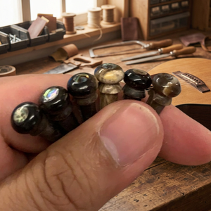 Guitare acoustique de haute qualité, style artisanal folklorique, avec chevilles de pont en corne de buffle et œil d'ormeau, en matériaux naturels, faite à la main, taille personnalisée - Product Image 3