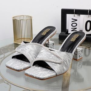 Zapatos de Tacón Dorado con Punta Cuadrada, Elegantes y Exclusivos para Mujer - Product Image 5