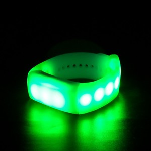 Pulseira de Silicone LED Multicolorida DMX Programável com Controle Remoto RFID para Eventos - Product Image 5