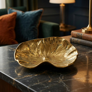 Assiette décorative artisanale en forme de feuille dorée, style chinois traditionnel, en métal poli avec motif végétal - Product Image 5