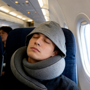 Almohada de Viaje con Capucha y Espuma Viscoelástica para Avión - Almohada de Privacidad con Soporte Cervical de 360 Grados, Antifaz y Tapones para los Oídos - Product Image 1