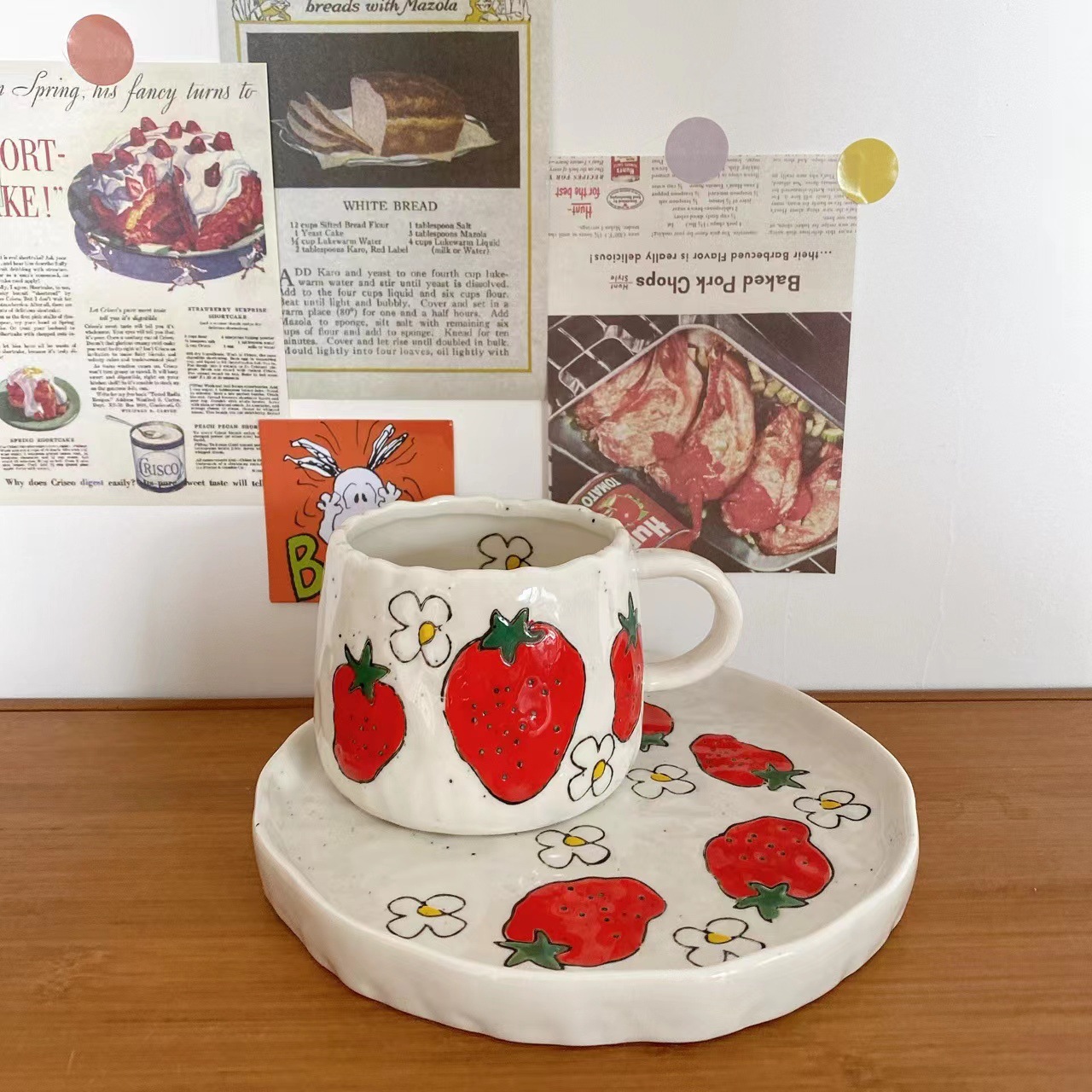 Tasse et assiette aux fraises
