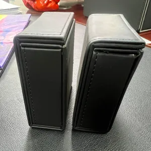 Cajas de cubierta de juego de PU 100 + Premium personalizadas con bandeja de dados, tarjetero de cuero con impresión UV artística con aglomerado fuerte y magnético