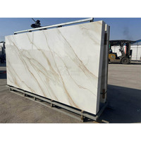 Dalle en pierre frittée Calacatta Gold pleine masse, polie, finition mate douce, imitation marbre, pour comptoir de cuisine, mur et sol