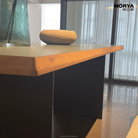 Table à manger NORYA en chêne massif, durable et écologique, avec plateau HPL vert vibrant et pieds en métal noir, élégante pour le salon