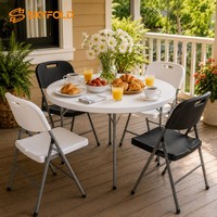 Plateaux de table en plastique résistants aux intempéries avec chaises pliantes en acier robustes pour l'extérieur