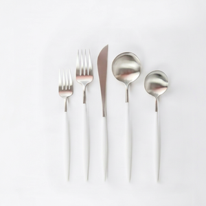 Ensemble de couverts minimalistes en acier inoxydable avec manches blanches, finition miroir haute brillance, passe au lave-vaisselle, vaisselle de mariage - Product Image 1