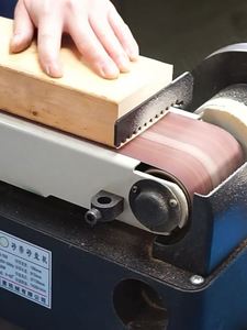 Ponceuse à bande électrique multifonctionnelle compacte pour le bois et le métal, idéale pour les usines de fabrication, état neuf, avec engrenage central - Product Image 5