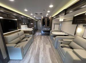 รถบ้านสุดหรู Entegra Accolade 2.35 เมตร ปี 2023 สีขาว สำหรับครอบครัว พร้อมมาตรฐานไอเสียยูโร 5 และรองรับผู้โดยสาร 4-6 คน - Product Image 3