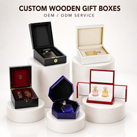 Boîte cadeau en bois gravée sur mesure pour parfum, fabriquée à la main, avec plateau intérieur sur mesure, finition haute brillance et estampage doré.