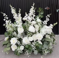 Arrangement floral de mariage tendance 2026 en rayonne rose et bleue pour allée de mariage et décoration d'entrée de mariage