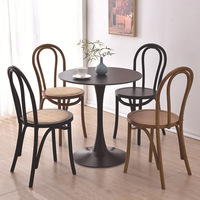 Chaise de salle à manger en bois massif antique vintage française rétro avec dossier rond en bois de hêtre naturel pour restaurant café