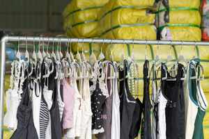 SH05 Fournisseur de premier plan : Vêtements d'occasion pour femmes – Robes d'été décontractées en mousseline et soie, jupes, jeans, chemises – Vente en gros - Product Image 5