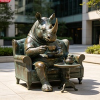 Sculpture de rhinocéros en bronze personnalisée YOUFINE, buvant du thé dans un fauteuil, statue d'animal surréaliste pour place publique et complexe commercial
