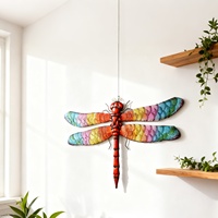 Escultura de pared de hierro con diseño de libélula metálica con alas de arcoíris coloridas, diseño natural, adecuada para decoración interior/exterior del hogar y jardín.