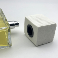 Diskon besar 50ml 100ml botol parfum kaca bentuk persegi silinder dengan semprotan halus tutup keramik dan tutup batu