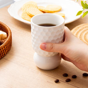 Mug en céramique créatif, tasse à pied minimaliste en porcelaine blanche, réutilisable pour la maison ou comme cadeau d'affaires - Product Image 3