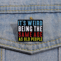 Alfileres de esmalte humorístico Es extraño tener la misma edad que las personas mayores Broches de letras coloridas para mochilas Sombreros Ropa