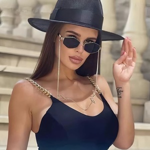 Lunettes <span class=keywords><strong>de</strong></span> <span class=keywords><strong>soleil</strong></span> polygonales <span class=keywords><strong>de</strong></span> luxe 2026 pour <span class=keywords><strong>femme</strong></span> <span class=keywords><strong>avec</strong></span> monture métallique losange et chaîne – Design tendance et personnalité affirmée - Product Image 2