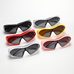 Occhiali da Sole Unisex 4718 Avant-garde con Montatura Concava Esagerata UV400, Stile Futuristico 2024, Montatura Grande, Moda Europea e Americana - Product Image 3
