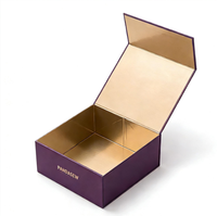 Boîte cadeau magnétique violette en gros avec logo personnalisé en relief, intérieur en éponge dorée, structure rigide pour emballage de luxe