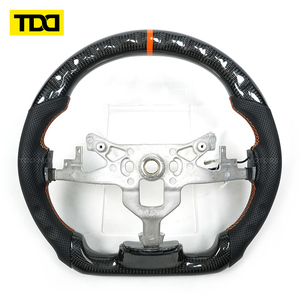 Volante Deportivo de Cuero y Fibra de Carbono con LED, Compatible con Chevrolet Corvette C6, con Marca Central Naranja y Costuras Personalizadas - Product Image 4