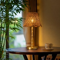 Lampe de table LED rechargeable sans fil en bambou naturel 2700K avec abat-jour festonné remplaçable, commande tactile, finition laiton doré
