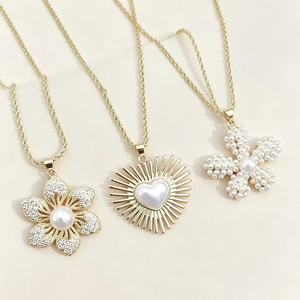 Collares al por mayor chapados en oro de 18 quilates con cadena de cuerda, colgantes de flor de diamantes de imitación, sol, corazón, perla y cruz - Product Image 3
