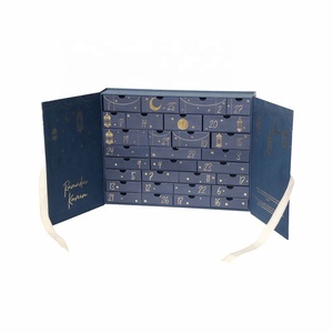 Lussuoso Calendario dell'Avvento Natalizio Personalizzato da 2mm di Spessore con Due Sportelli, Chiusura a Nastro e Cassetti, Scatola Regalo Laminata Opaca - Product Image 1