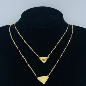 Collana di Gioielleria di Lusso Ispirata ai Marchi di Design, Placcata in Oro, in Acciaio Inossidabile con Pendente Triangolare e Lettera per Donna - Product Image 3