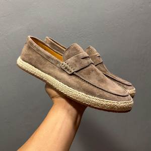 Mocassins Penny pour Hommes en Daim Taupe Faits Main, Décontractés, à Enfiler, avec Boucle, Tige en Cuir Véritable, Confortables, Semelle Intermédiaire en Caoutchouc Antidérapante 3D - Product Image 2