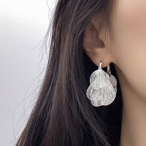 Boucles d'oreilles clous élégantes et uniques de style européen en acier inoxydable plaqué argent, forme de fleur tendance, design haut de gamme - Product Image 3