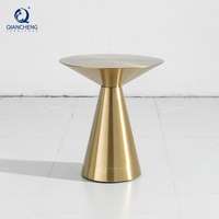 Tables basses en laiton et acier inoxydable de style nouveau design Table de négociation créative de luxe légère personnalisée Table d'appoint d'angle de canapé