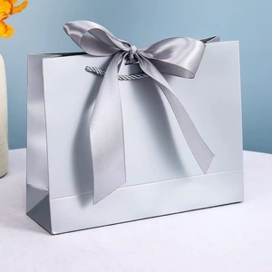 Sacs cadeaux <span class=keywords><strong>en</strong></span> papier kraft recyclé personnalisés avec logo imprimé et poignées <span class=keywords><strong>en</strong></span> ruban estampées à chaud pour exposition, vente <span class=keywords><strong>en</strong></span> gros - Product Image 2