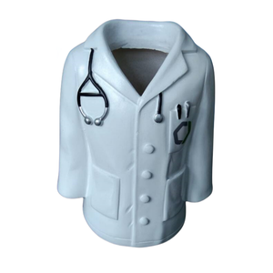 Portapenne a forma <span class=keywords><strong>di</strong></span> cappotto bianco da dottore in resina personalizzato portamatite per decorazione da tavolo per ufficio in poliresina può <span class=keywords><strong>fare</strong></span> il Logo per <span class=keywords><strong>l</strong></span>'azienda - Product Image 3