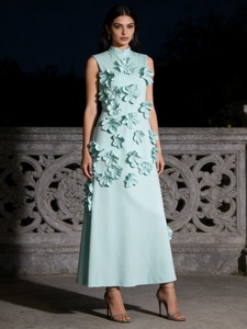 Robe de soirée d'été élégante en satin, coupe trapèze longue, col en V, sans manches, taille naturelle, avec appliques patchwork et empiècements structurés 3D - Product Image 6