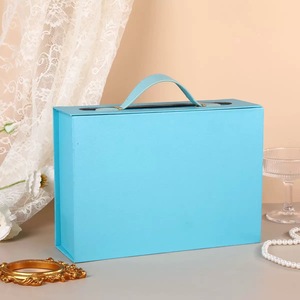 Lüks Geri Dönüştürülebilir Manyetik Hediye Kutuları Pembe Özelleştirilebilir İpli Saplı Karton Ambalaj Kutuları - Product Image 4