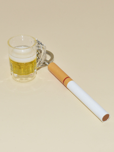 Porte-clés Charme de Sac pour Femme en Forme de <span class=keywords><strong>Tasse</strong></span> de Bière Jaune au Design Mignon avec Cigarette – Prix de Gros - Product Image 4