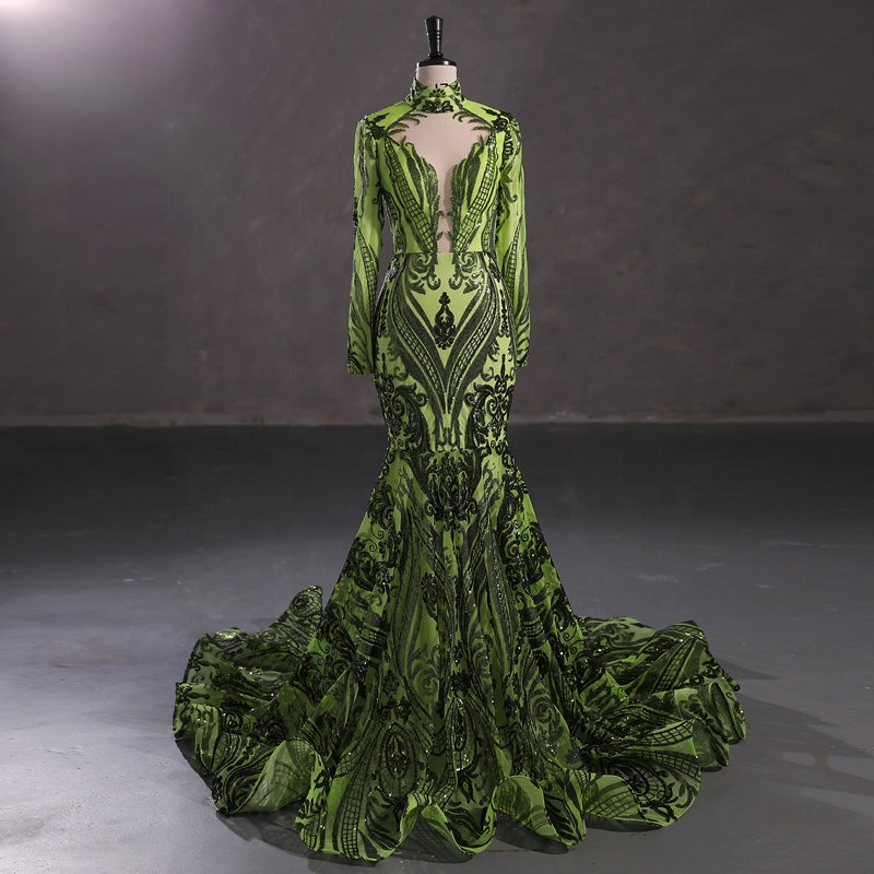 emerald green african dress Embracing the richness that is African culture in nothing but this green emerald elegance crafted dress by Nigerian brand: @shopriran. It's time to get rich in culture, deep in Emerald. #TheStyleHive