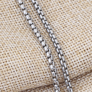 Collar con colgante de zapatilla de correr de acero inoxidable para hombres y mujeres, regalo de joyería de moda con cadena de color plateado - Product Image 4