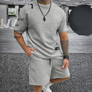 Conjunto Deportivo de Dos Piezas para Hombre, Camiseta de Cuello Redondo Corta Informal de Punto a la Moda, con Logotipo Personalizado Estampado en Color Sólido - Product Image 3