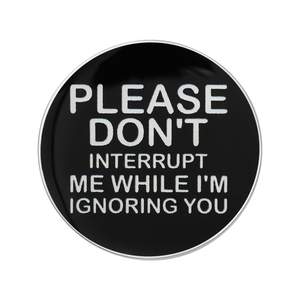 Broche en émail « S'il vous plaît, ne me déranger pas pendant que je vous ignore » – Broche drôle et sarcastique avec citations sociales – Badge de revers – Bijou cadeau - Product Image 1