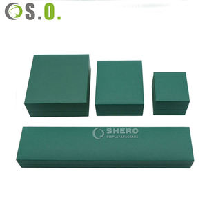 Boîte d'emballage de bijoux de luxe en cuir PU vert pour pendentif et bague de mariage, avec logo personnalisé par marquage à chaud - Product Image 6